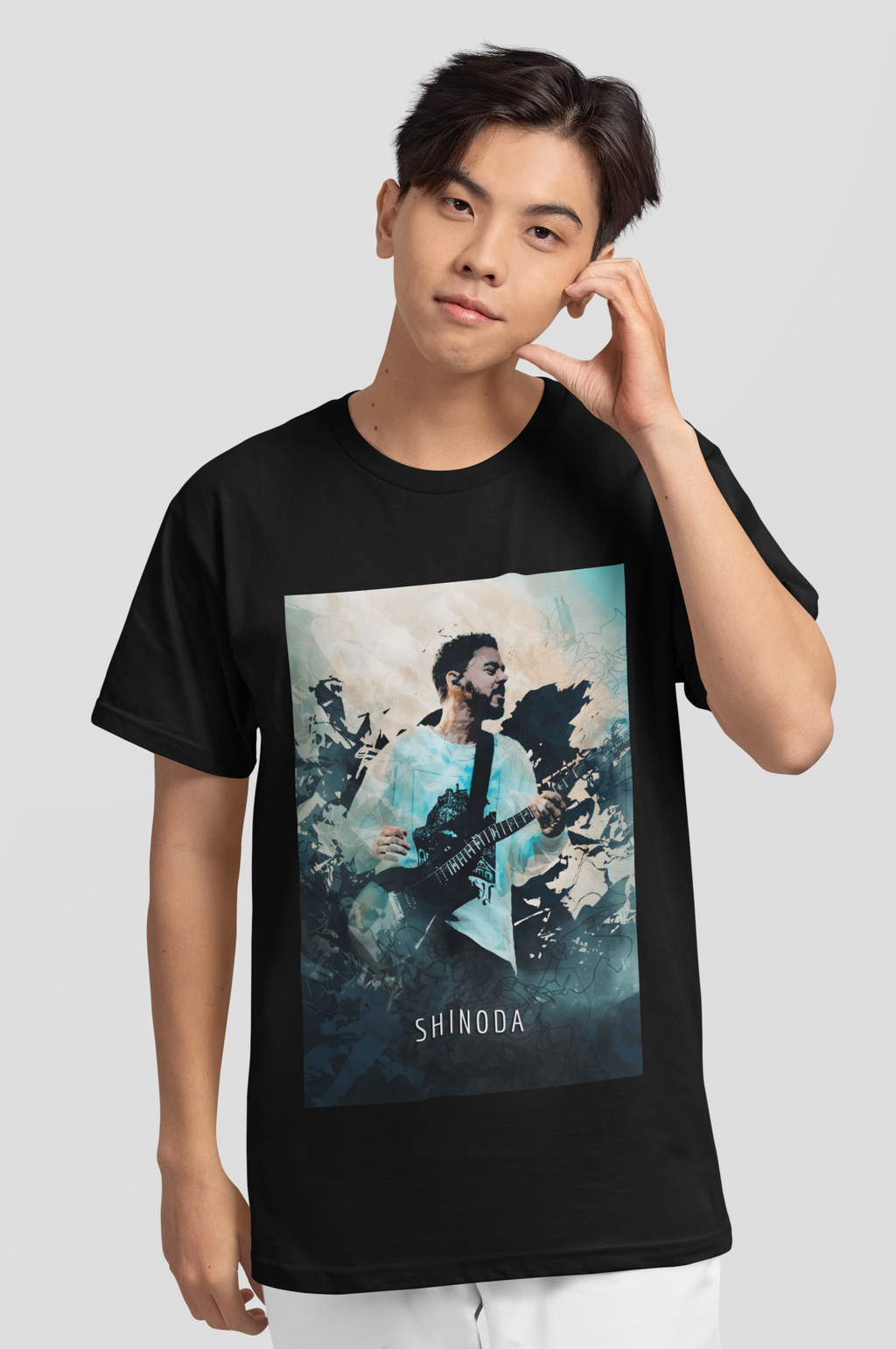 Shinoda Sosteniendo la Guitarra
