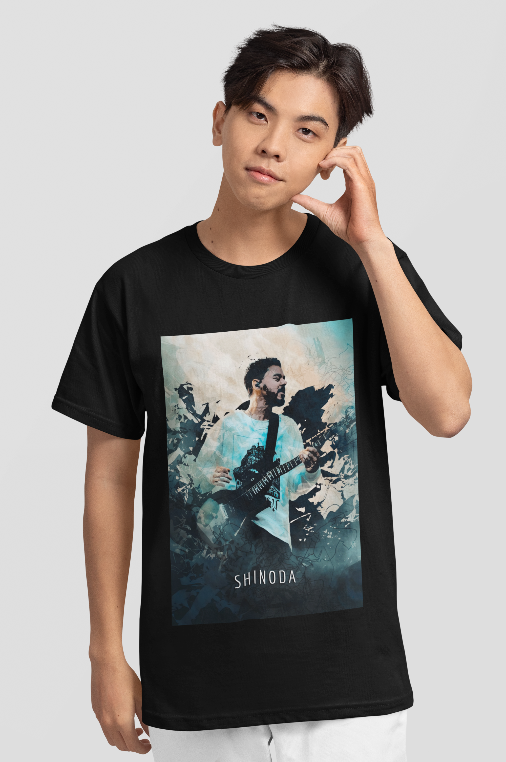 Shinoda Sosteniendo la Guitarra