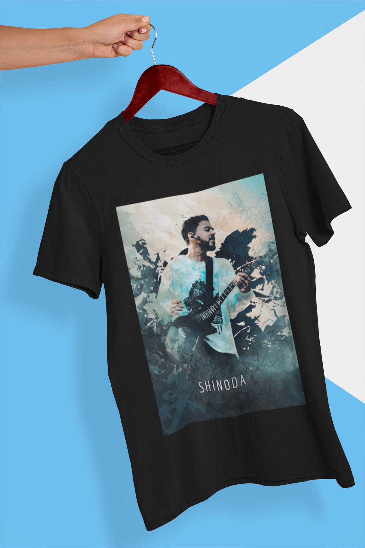 Shinoda Sosteniendo la Guitarra